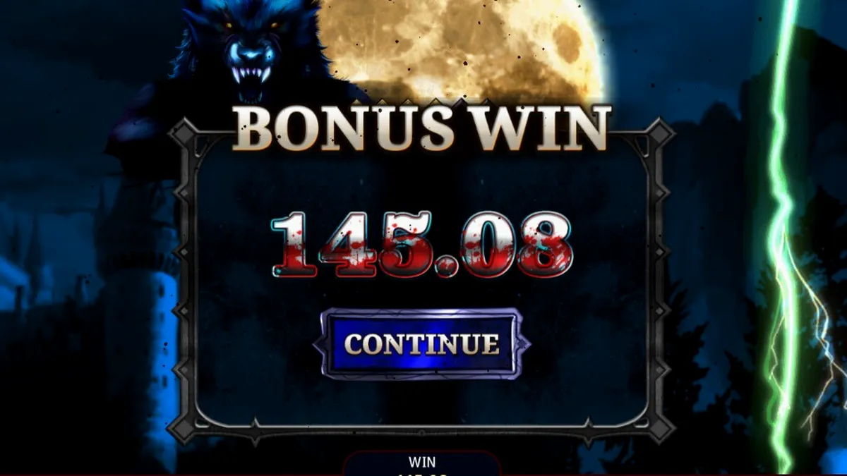 Cena de batalha gótica entre vampiros e lobisomens no slot Fang & Fortune